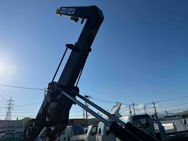 ヒノレンジャー 4.1t積アームロール新明和WシリンダーCCA44-20 4.1t積み脱着装置付コンテナ専用車 6速MT ベッドレス 2人乗り 新明和製アームロール CCA44-20 ツインホイスト キャブバックデッキ付 タイヤ山8分 車両総重量7960キロ(33枚目)