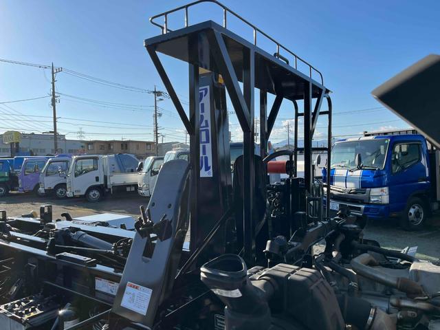 ヒノレンジャー 4.1t積アームロール新明和WシリンダーCCA44-20 4.1t積み脱着装置付コンテナ専用車 6速MT ベッドレス 2人乗り 新明和製アームロール CCA44-20 ツインホイスト キャブバックデッキ付 タイヤ山8分 車両総重量7960キロ(35枚目)