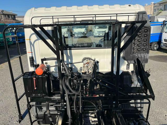 ヒノレンジャー 4.1t積アームロール新明和WシリンダーCCA44-20 4.1t積み脱着装置付コンテナ専用車 6速MT ベッドレス 2人乗り 新明和製アームロール CCA44-20 ツインホイスト キャブバックデッキ付 タイヤ山8分 車両総重量7960キロ(38枚目)