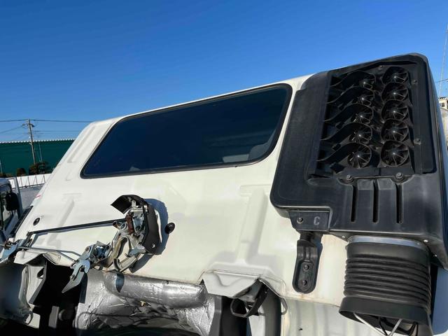 ヒノレンジャー 4.1t積アームロール新明和WシリンダーCCA44-20 4.1t積み脱着装置付コンテナ専用車 6速MT ベッドレス 2人乗り 新明和製アームロール CCA44-20 ツインホイスト キャブバックデッキ付 タイヤ山8分 車両総重量7960キロ(39枚目)