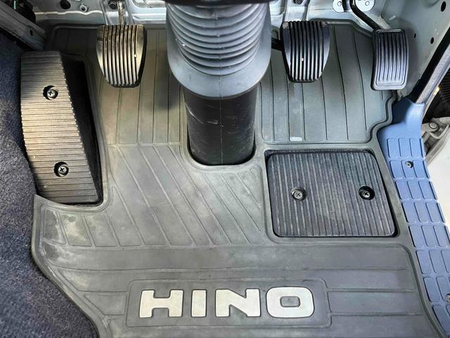ヒノレンジャー 4.1t積アームロール新明和WシリンダーCCA44-20 4.1t積み脱着装置付コンテナ専用車 6速MT ベッドレス 2人乗り 新明和製アームロール CCA44-20 ツインホイスト キャブバックデッキ付 タイヤ山8分 車両総重量7960キロ(47枚目)