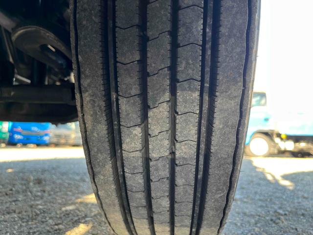 ヒノレンジャー 4.1t積アームロール新明和WシリンダーCCA44-20 4.1t積み脱着装置付コンテナ専用車 6速MT ベッドレス 2人乗り 新明和製アームロール CCA44-20 ツインホイスト キャブバックデッキ付 タイヤ山8分 車両総重量7960キロ(55枚目)