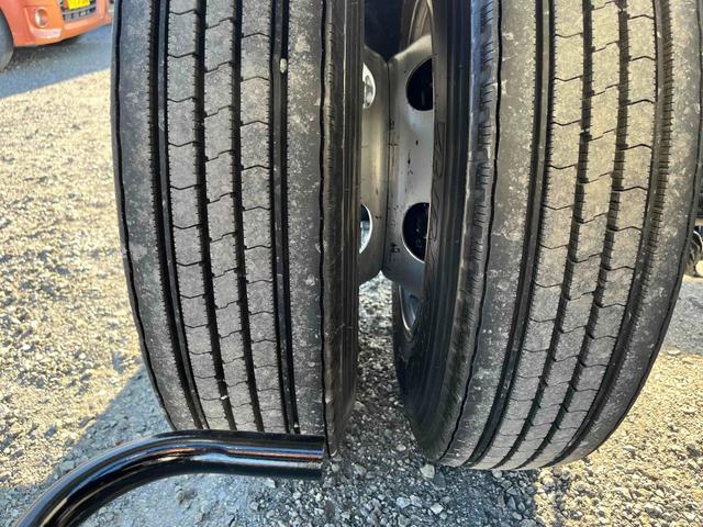 ヒノレンジャー 4.1t積アームロール新明和WシリンダーCCA44-20 4.1t積み脱着装置付コンテナ専用車 6速MT ベッドレス 2人乗り 新明和製アームロール CCA44-20 ツインホイスト キャブバックデッキ付 タイヤ山8分 車両総重量7960キロ(56枚目)