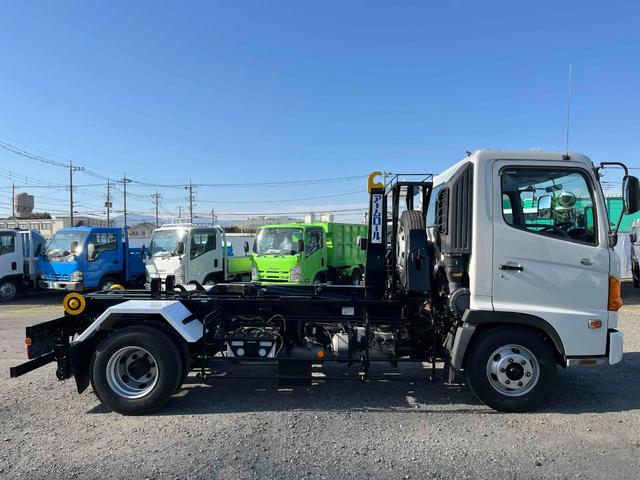 ヒノレンジャー 4.05t積アームロール 新明和Wシリンダー 6速MT 4.1t積み脱着装置付コンテナ専用車 6速MT ベッドレス 2人乗り 新明和製アームロール CCA44-20 ツインホイスト キャブバックデッキ付 タイヤ山8分 車両総重量7960キロ(3枚目)