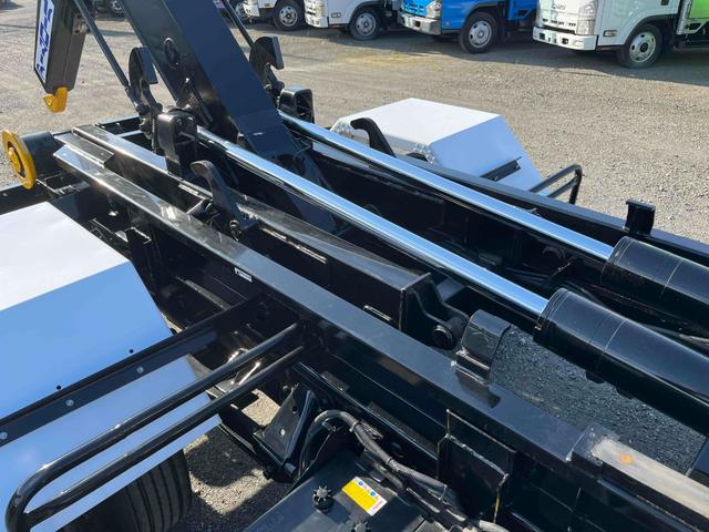 ヒノレンジャー 4.05t積アームロール 新明和Wシリンダー 6速MT 4.1t積み脱着装置付コンテナ専用車 6速MT ベッドレス 2人乗り 新明和製アームロール CCA44-20 ツインホイスト キャブバックデッキ付 タイヤ山8分 車両総重量7960キロ(5枚目)