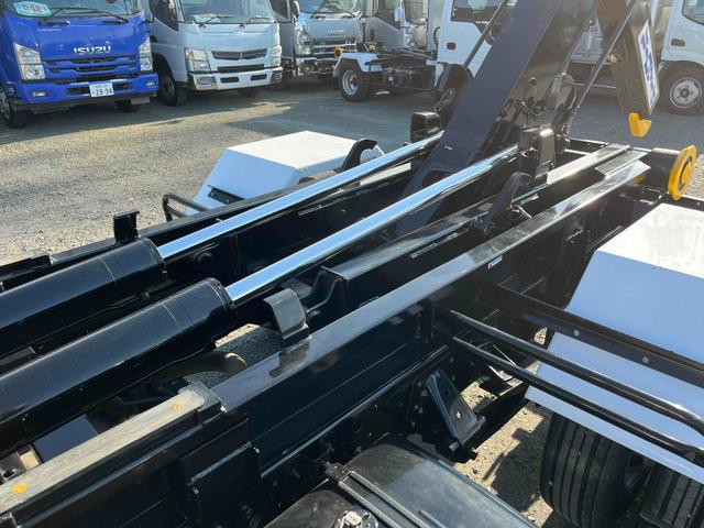 ヒノレンジャー 4.05t積アームロール 新明和Wシリンダー 6速MT 4.1t積み脱着装置付コンテナ専用車 6速MT ベッドレス 2人乗り 新明和製アームロール CCA44-20 ツインホイスト キャブバックデッキ付 タイヤ山8分 車両総重量7960キロ(6枚目)