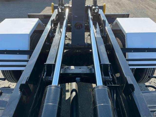 ヒノレンジャー 4.05t積アームロール 新明和Wシリンダー 6速MT 4.1t積み脱着装置付コンテナ専用車 6速MT ベッドレス 2人乗り 新明和製アームロール CCA44-20 ツインホイスト キャブバックデッキ付 タイヤ山8分 車両総重量7960キロ(7枚目)