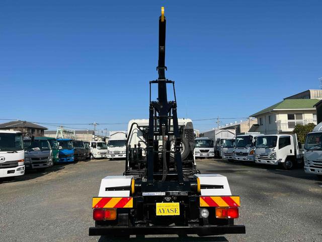 ヒノレンジャー 4.05t積アームロール 新明和Wシリンダー 6速MT 4.1t積み脱着装置付コンテナ専用車 6速MT ベッドレス 2人乗り 新明和製アームロール CCA44-20 ツインホイスト キャブバックデッキ付 タイヤ山8分 車両総重量7960キロ(9枚目)