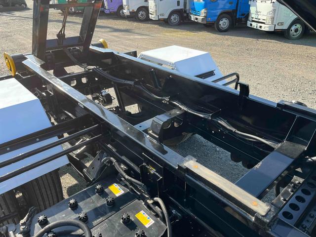 ヒノレンジャー 4.05t積アームロール 新明和Wシリンダー 6速MT 4.1t積み脱着装置付コンテナ専用車 6速MT ベッドレス 2人乗り 新明和製アームロール CCA44-20 ツインホイスト キャブバックデッキ付 タイヤ山8分 車両総重量7960キロ(10枚目)