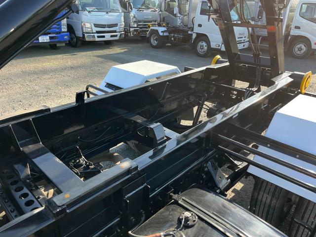 ヒノレンジャー 4.05t積アームロール 新明和Wシリンダー 6速MT 4.1t積み脱着装置付コンテナ専用車 6速MT ベッドレス 2人乗り 新明和製アームロール CCA44-20 ツインホイスト キャブバックデッキ付 タイヤ山8分 車両総重量7960キロ(11枚目)