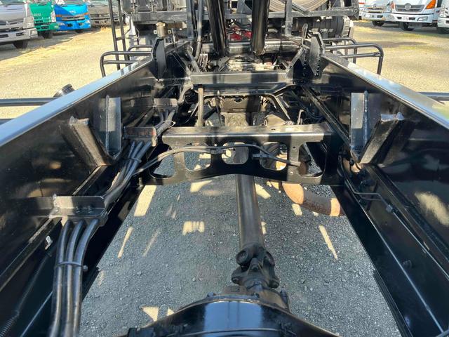 ヒノレンジャー 4.05t積アームロール 新明和Wシリンダー 6速MT 4.1t積み脱着装置付コンテナ専用車 6速MT ベッドレス 2人乗り 新明和製アームロール CCA44-20 ツインホイスト キャブバックデッキ付 タイヤ山8分 車両総重量7960キロ(12枚目)