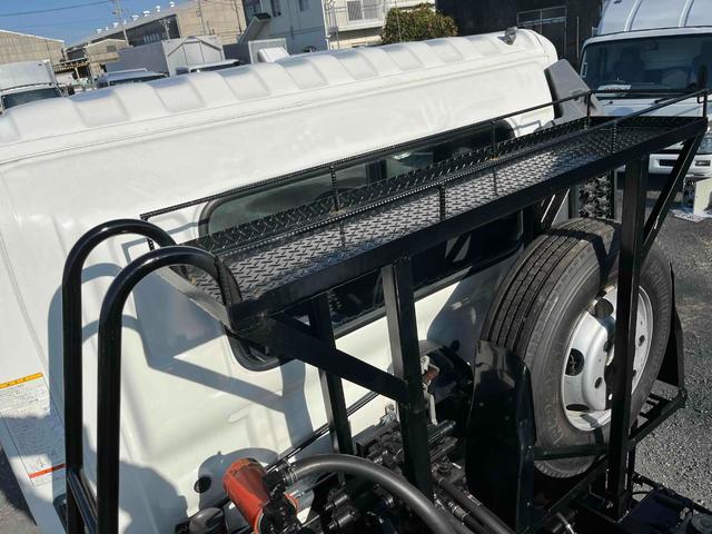 ヒノレンジャー 4.05t積アームロール 新明和Wシリンダー 6速MT 4.1t積み脱着装置付コンテナ専用車 6速MT ベッドレス 2人乗り 新明和製アームロール CCA44-20 ツインホイスト キャブバックデッキ付 タイヤ山8分 車両総重量7960キロ(13枚目)