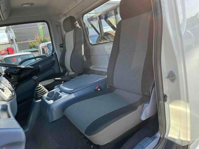 ヒノレンジャー 4.05t積アームロール 新明和Wシリンダー 6速MT 4.1t積み脱着装置付コンテナ専用車 6速MT ベッドレス 2人乗り 新明和製アームロール CCA44-20 ツインホイスト キャブバックデッキ付 タイヤ山8分 車両総重量7960キロ(16枚目)