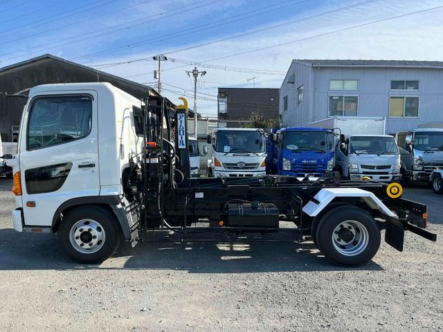 ヒノレンジャー 4.05t積アームロール 新明和Wシリンダー 6速MT 4.1t積み脱着装置付コンテナ専用車 6速MT ベッドレス 2人乗り 新明和製アームロール CCA44-20 ツインホイスト キャブバックデッキ付 タイヤ山8分 車両総重量7960キロ(22枚目)