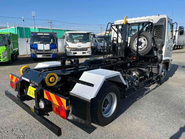 ヒノレンジャー 4.05t積アームロール 新明和Wシリンダー 6速MT 4.1t積み脱着装置付コンテナ専用車 6速MT ベッドレス 2人乗り 新明和製アームロール CCA44-20 ツインホイスト キャブバックデッキ付 タイヤ山8分 車両総重量7960キロ(23枚目)