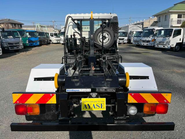 ヒノレンジャー 4.05t積アームロール 新明和Wシリンダー 6速MT 4.1t積み脱着装置付コンテナ専用車 6速MT ベッドレス 2人乗り 新明和製アームロール CCA44-20 ツインホイスト キャブバックデッキ付 タイヤ山8分 車両総重量7960キロ(24枚目)