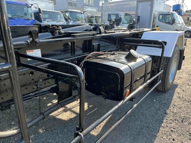 ヒノレンジャー 4.05t積アームロール 新明和Wシリンダー 6速MT 4.1t積み脱着装置付コンテナ専用車 6速MT ベッドレス 2人乗り 新明和製アームロール CCA44-20 ツインホイスト キャブバックデッキ付 タイヤ山8分 車両総重量7960キロ(27枚目)