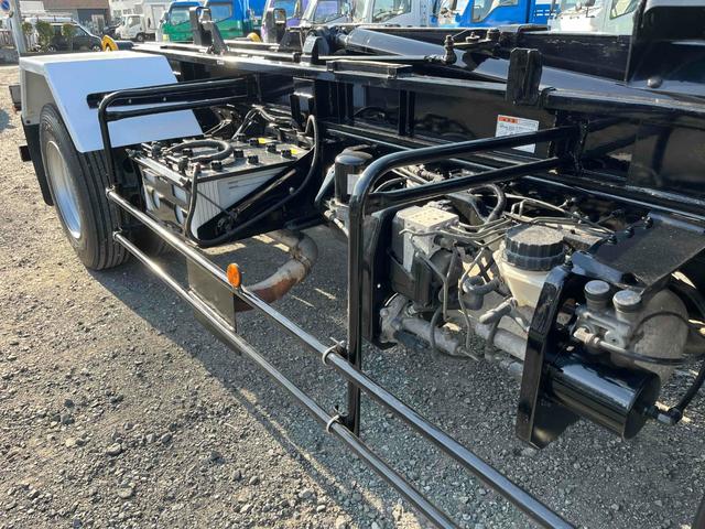 ヒノレンジャー 4.05t積アームロール 新明和Wシリンダー 6速MT 4.1t積み脱着装置付コンテナ専用車 6速MT ベッドレス 2人乗り 新明和製アームロール CCA44-20 ツインホイスト キャブバックデッキ付 タイヤ山8分 車両総重量7960キロ(28枚目)