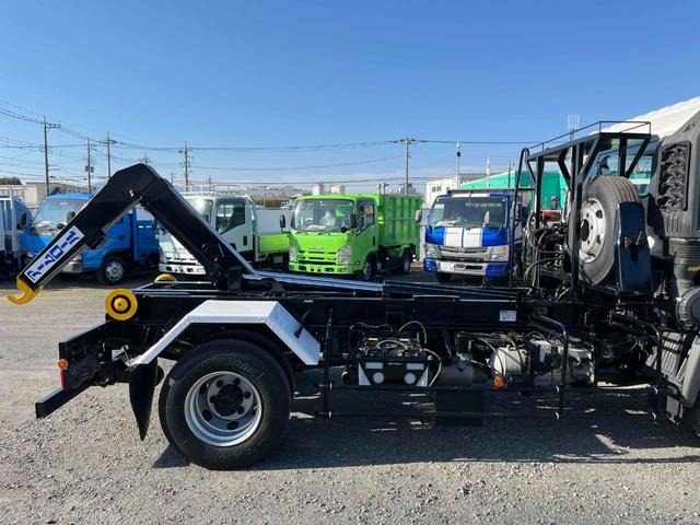 ヒノレンジャー 4.05t積アームロール 新明和Wシリンダー 6速MT 4.1t積み脱着装置付コンテナ専用車 6速MT ベッドレス 2人乗り 新明和製アームロール CCA44-20 ツインホイスト キャブバックデッキ付 タイヤ山8分 車両総重量7960キロ(29枚目)