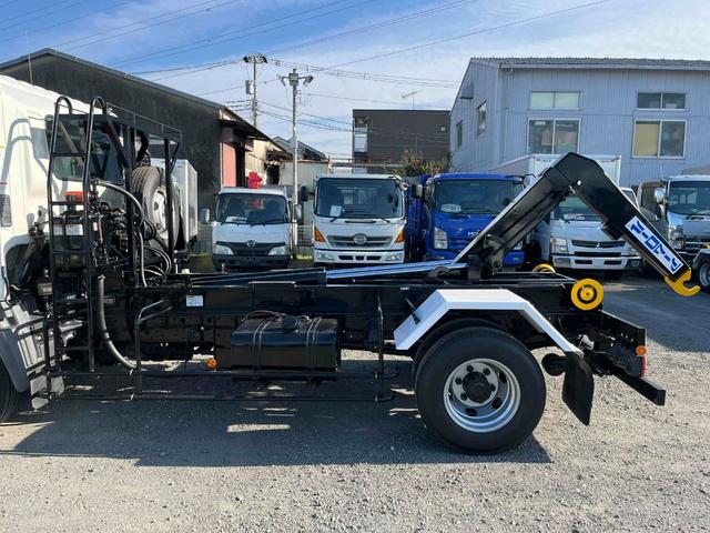 ヒノレンジャー 4.05t積アームロール 新明和Wシリンダー 6速MT 4.1t積み脱着装置付コンテナ専用車 6速MT ベッドレス 2人乗り 新明和製アームロール CCA44-20 ツインホイスト キャブバックデッキ付 タイヤ山8分 車両総重量7960キロ(30枚目)