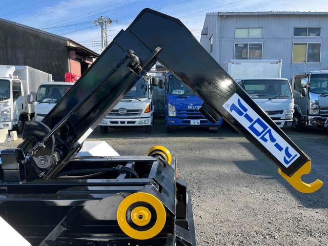 ヒノレンジャー 4.05t積アームロール 新明和Wシリンダー 6速MT 4.1t積み脱着装置付コンテナ専用車 6速MT ベッドレス 2人乗り 新明和製アームロール CCA44-20 ツインホイスト キャブバックデッキ付 タイヤ山8分 車両総重量7960キロ(32枚目)