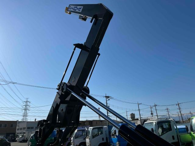 ヒノレンジャー 4.05t積アームロール 新明和Wシリンダー 6速MT 4.1t積み脱着装置付コンテナ専用車 6速MT ベッドレス 2人乗り 新明和製アームロール CCA44-20 ツインホイスト キャブバックデッキ付 タイヤ山8分 車両総重量7960キロ(33枚目)