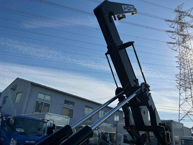 ヒノレンジャー 4.05t積アームロール 新明和Wシリンダー 6速MT 4.1t積み脱着装置付コンテナ専用車 6速MT ベッドレス 2人乗り 新明和製アームロール CCA44-20 ツインホイスト キャブバックデッキ付 タイヤ山8分 車両総重量7960キロ(34枚目)