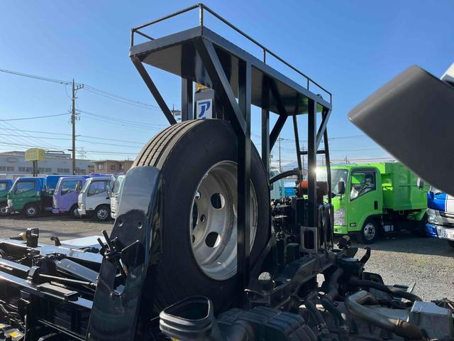 ヒノレンジャー 4.05t積アームロール 新明和Wシリンダー 6速MT 4.1t積み脱着装置付コンテナ専用車 6速MT ベッドレス 2人乗り 新明和製アームロール CCA44-20 ツインホイスト キャブバックデッキ付 タイヤ山8分 車両総重量7960キロ(35枚目)