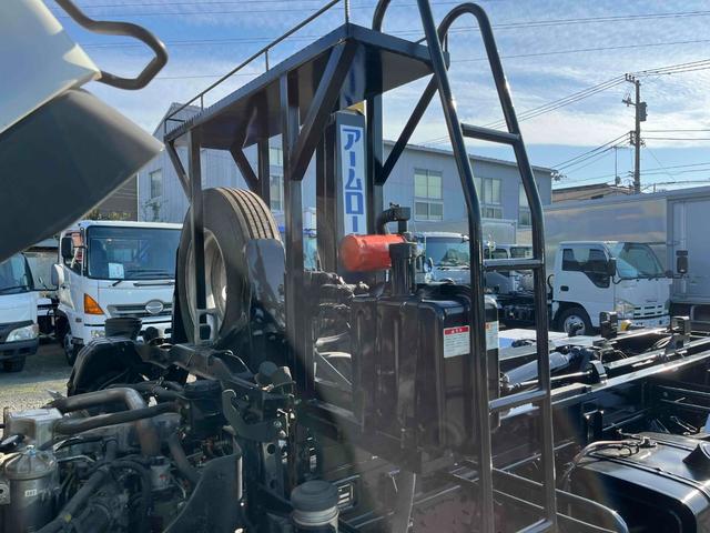 ヒノレンジャー 4.05t積アームロール 新明和Wシリンダー 6速MT 4.1t積み脱着装置付コンテナ専用車 6速MT ベッドレス 2人乗り 新明和製アームロール CCA44-20 ツインホイスト キャブバックデッキ付 タイヤ山8分 車両総重量7960キロ(36枚目)