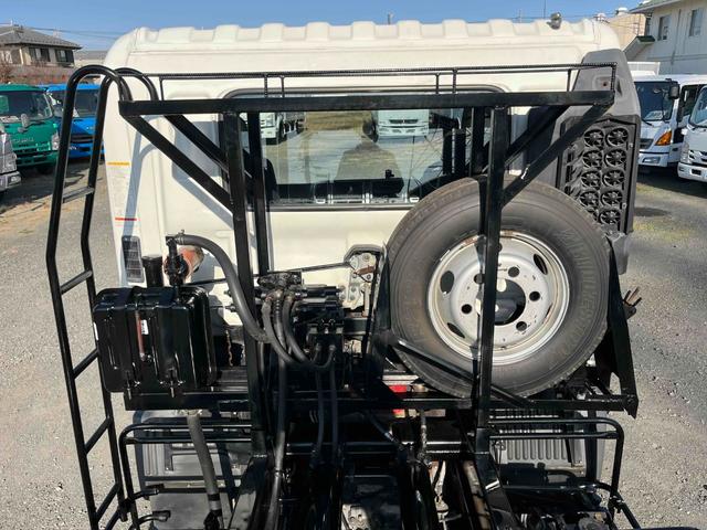 ヒノレンジャー 4.05t積アームロール 新明和Wシリンダー 6速MT 4.1t積み脱着装置付コンテナ専用車 6速MT ベッドレス 2人乗り 新明和製アームロール CCA44-20 ツインホイスト キャブバックデッキ付 タイヤ山8分 車両総重量7960キロ(38枚目)