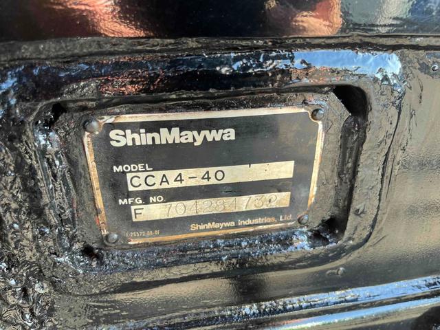 ヒノレンジャー 4.05t積アームロール 新明和Wシリンダー 6速MT 4.1t積み脱着装置付コンテナ専用車 6速MT ベッドレス 2人乗り 新明和製アームロール CCA44-20 ツインホイスト キャブバックデッキ付 タイヤ山8分 車両総重量7960キロ(40枚目)