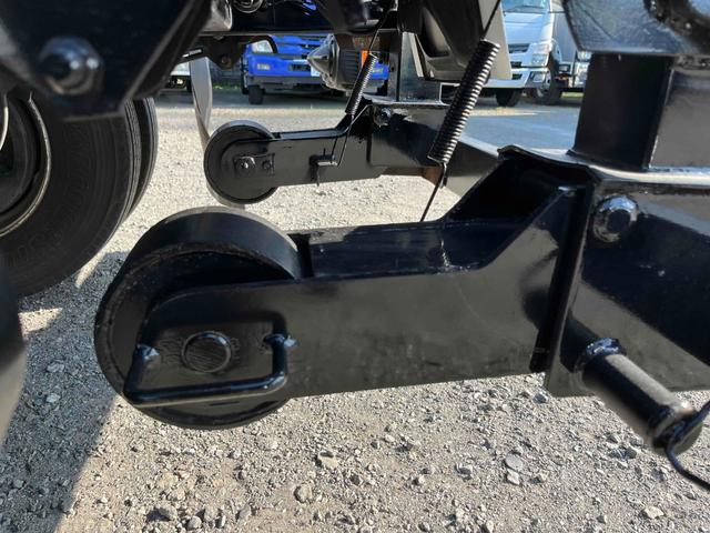 ヒノレンジャー 4.05t積アームロール 新明和Wシリンダー 6速MT 4.1t積み脱着装置付コンテナ専用車 6速MT ベッドレス 2人乗り 新明和製アームロール CCA44-20 ツインホイスト キャブバックデッキ付 タイヤ山8分 車両総重量7960キロ(41枚目)