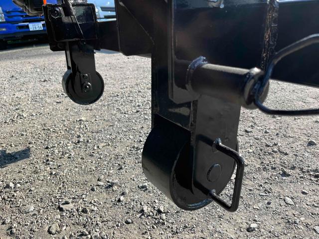 ヒノレンジャー 4.05t積アームロール 新明和Wシリンダー 6速MT 4.1t積み脱着装置付コンテナ専用車 6速MT ベッドレス 2人乗り 新明和製アームロール CCA44-20 ツインホイスト キャブバックデッキ付 タイヤ山8分 車両総重量7960キロ(42枚目)