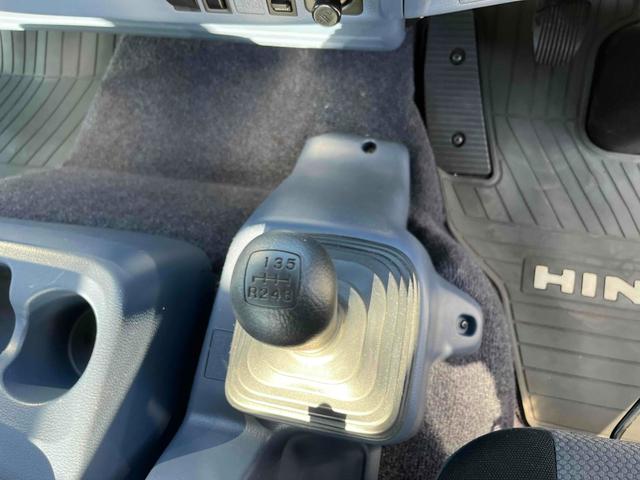 ヒノレンジャー 4.05t積アームロール 新明和Wシリンダー 6速MT 4.1t積み脱着装置付コンテナ専用車 6速MT ベッドレス 2人乗り 新明和製アームロール CCA44-20 ツインホイスト キャブバックデッキ付 タイヤ山8分 車両総重量7960キロ(45枚目)