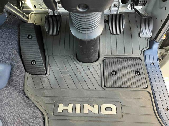 ヒノレンジャー 4.05t積アームロール 新明和Wシリンダー 6速MT 4.1t積み脱着装置付コンテナ専用車 6速MT ベッドレス 2人乗り 新明和製アームロール CCA44-20 ツインホイスト キャブバックデッキ付 タイヤ山8分 車両総重量7960キロ(46枚目)