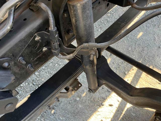 ヒノレンジャー 4.05t積アームロール 新明和Wシリンダー 6速MT 4.1t積み脱着装置付コンテナ専用車 6速MT ベッドレス 2人乗り 新明和製アームロール CCA44-20 ツインホイスト キャブバックデッキ付 タイヤ山8分 車両総重量7960キロ(50枚目)