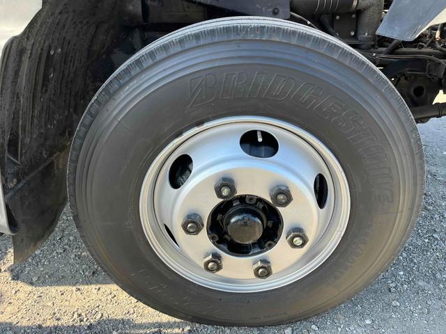 ヒノレンジャー 4.05t積アームロール 新明和Wシリンダー 6速MT 4.1t積み脱着装置付コンテナ専用車 6速MT ベッドレス 2人乗り 新明和製アームロール CCA44-20 ツインホイスト キャブバックデッキ付 タイヤ山8分 車両総重量7960キロ(53枚目)