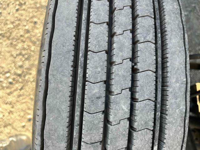 ヒノレンジャー 4.05t積アームロール 新明和Wシリンダー 6速MT 4.1t積み脱着装置付コンテナ専用車 6速MT ベッドレス 2人乗り 新明和製アームロール CCA44-20 ツインホイスト キャブバックデッキ付 タイヤ山8分 車両総重量7960キロ(54枚目)