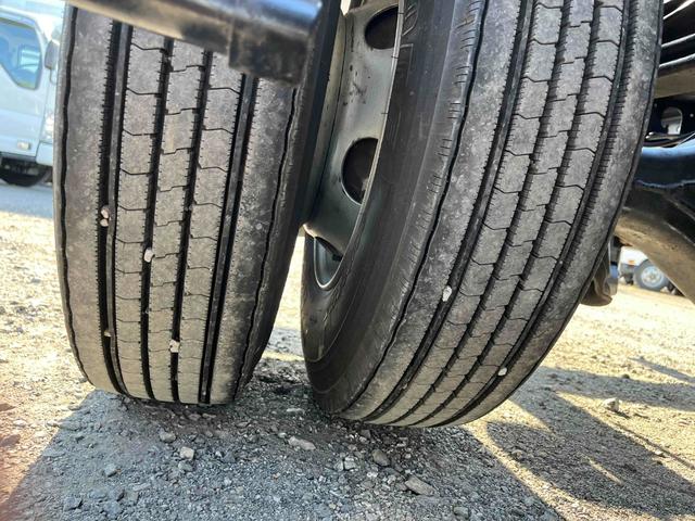 ヒノレンジャー 4.05t積アームロール 新明和Wシリンダー 6速MT 4.1t積み脱着装置付コンテナ専用車 6速MT ベッドレス 2人乗り 新明和製アームロール CCA44-20 ツインホイスト キャブバックデッキ付 タイヤ山8分 車両総重量7960キロ(55枚目)