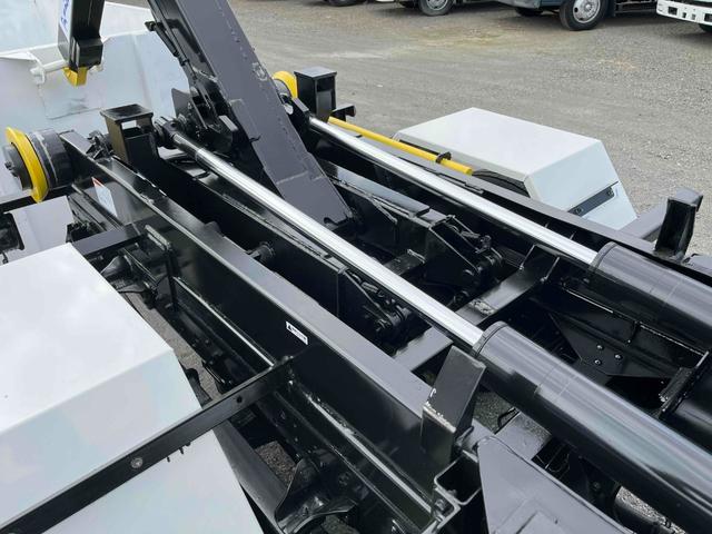 アトラストラック コンテナ付3t積アームロール新明和Wシリンダー 6速MT 3t積み脱着装置付コンテナ専用車 6速MT 新明和製アームロール 型式CCA23-12 ツインホイスト キャブバックデッキ付 観音開き仕様コンテナ付 タイヤ山6分 車両総重量6115キロ(5枚目)