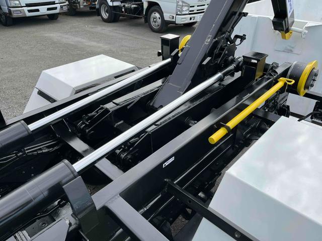 アトラストラック コンテナ付3t積アームロール新明和Wシリンダー 6速MT 3t積み脱着装置付コンテナ専用車 6速MT 新明和製アームロール 型式CCA23-12 ツインホイスト キャブバックデッキ付 観音開き仕様コンテナ付 タイヤ山6分 車両総重量6115キロ(6枚目)