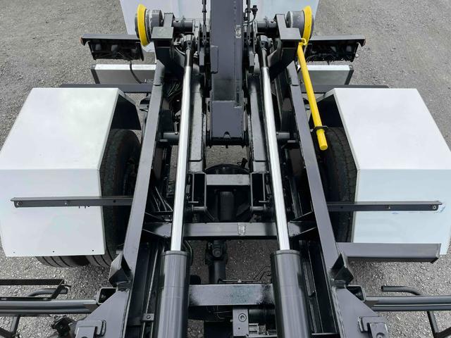 アトラストラック コンテナ付3t積アームロール新明和Wシリンダー 6速MT 3t積み脱着装置付コンテナ専用車 6速MT 新明和製アームロール 型式CCA23-12 ツインホイスト キャブバックデッキ付 観音開き仕様コンテナ付 タイヤ山6分 車両総重量6115キロ(7枚目)