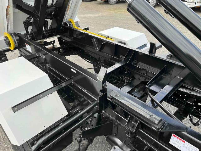 アトラストラック コンテナ付3t積アームロール新明和Wシリンダー 6速MT 3t積み脱着装置付コンテナ専用車 6速MT 新明和製アームロール 型式CCA23-12 ツインホイスト キャブバックデッキ付 観音開き仕様コンテナ付 タイヤ山6分 車両総重量6115キロ(9枚目)