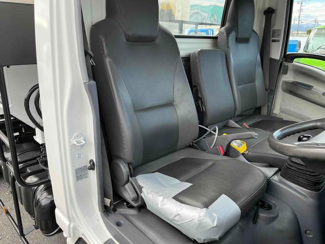 アトラストラック コンテナ付3t積アームロール新明和Wシリンダー 6速MT 3t積み脱着装置付コンテナ専用車 6速MT 新明和製アームロール 型式CCA23-12 ツインホイスト キャブバックデッキ付 観音開き仕様コンテナ付 タイヤ山6分 車両総重量6115キロ(13枚目)