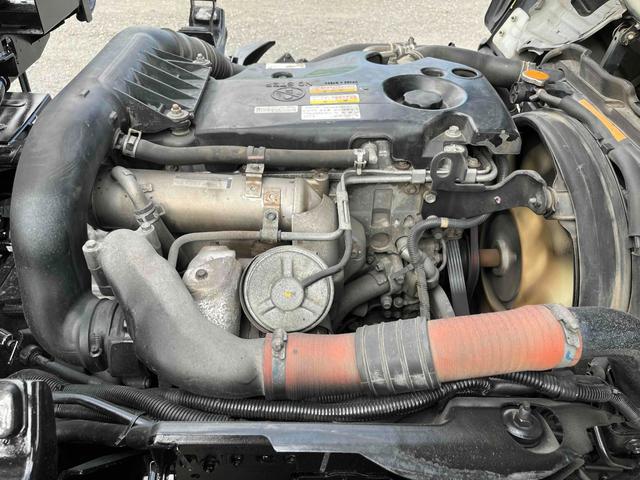 アトラストラック コンテナ付3t積アームロール新明和Wシリンダー 6速MT 3t積み脱着装置付コンテナ専用車 6速MT 新明和製アームロール 型式CCA23-12 ツインホイスト キャブバックデッキ付 観音開き仕様コンテナ付 タイヤ山6分 車両総重量6115キロ(16枚目)