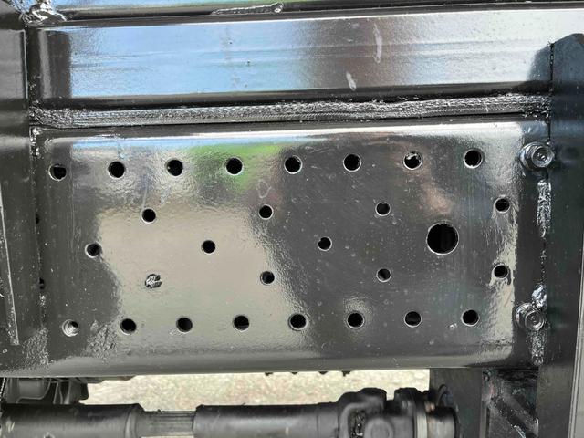 アトラストラック コンテナ付3t積アームロール新明和Wシリンダー 6速MT 3t積み脱着装置付コンテナ専用車 6速MT 新明和製アームロール 型式CCA23-12 ツインホイスト キャブバックデッキ付 観音開き仕様コンテナ付 タイヤ山6分 車両総重量6115キロ(18枚目)