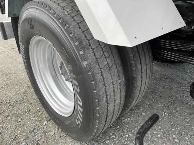 アトラストラック コンテナ付3t積アームロール新明和Wシリンダー 6速MT 3t積み脱着装置付コンテナ専用車 6速MT 新明和製アームロール 型式CCA23-12 ツインホイスト キャブバックデッキ付 観音開き仕様コンテナ付 タイヤ山6分 車両総重量6115キロ(19枚目)