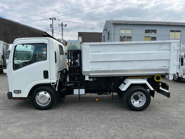 アトラストラック コンテナ付3t積アームロール新明和Wシリンダー 6速MT 3t積み脱着装置付コンテナ専用車 6速MT 新明和製アームロール 型式CCA23-12 ツインホイスト キャブバックデッキ付 観音開き仕様コンテナ付 タイヤ山6分 車両総重量6115キロ(21枚目)