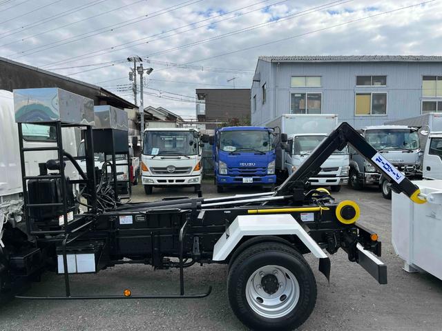 アトラストラック コンテナ付3t積アームロール新明和Wシリンダー 6速MT 3t積み脱着装置付コンテナ専用車 6速MT 新明和製アームロール 型式CCA23-12 ツインホイスト キャブバックデッキ付 観音開き仕様コンテナ付 タイヤ山6分 車両総重量6115キロ(29枚目)