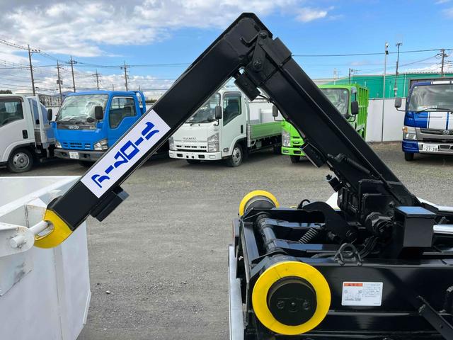 アトラストラック コンテナ付3t積アームロール新明和Wシリンダー 6速MT 3t積み脱着装置付コンテナ専用車 6速MT 新明和製アームロール 型式CCA23-12 ツインホイスト キャブバックデッキ付 観音開き仕様コンテナ付 タイヤ山6分 車両総重量6115キロ(30枚目)